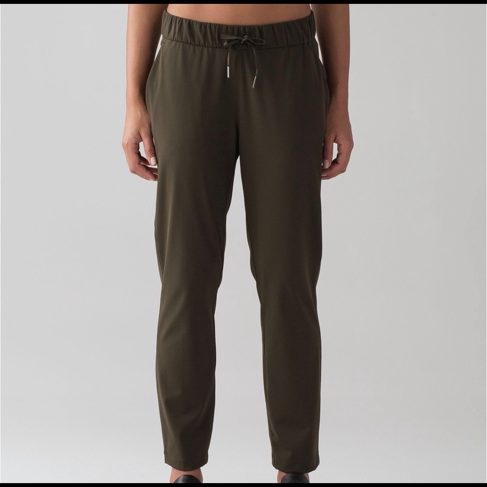 Lululemon: On the Fly 7/8 Dark Green Pants